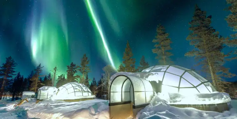 Unico_Mosaico_Iglues con aurora boreal.webp - Pangea Viajes