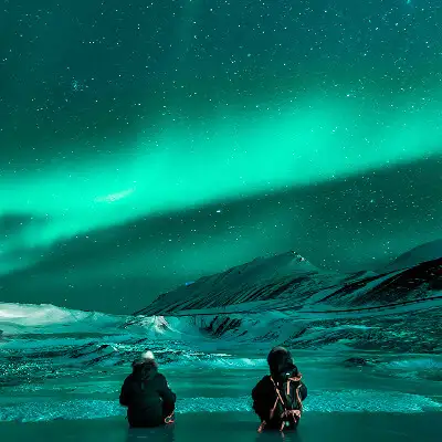 aurora-boreal-pareja-c.webp - Pangea Viajes
