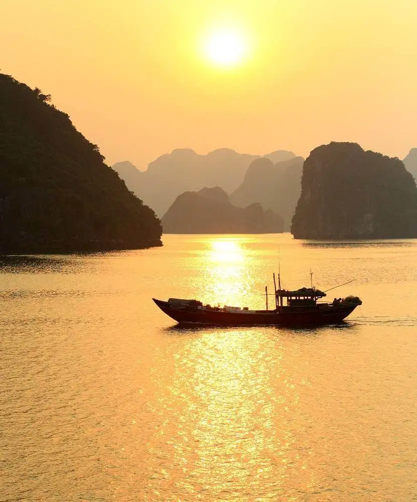 oferta-viaje-vietnam-bahia-halong-atardecer.jpg - Pangea Viajes